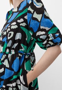 s.Oliver MIT ALLOVER MUSTER - Sukienka letnia