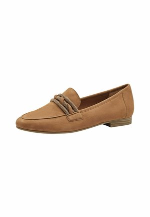 Mocassins en daim marron avec un talon plat, dotés d'un détail tressé sur le dessus pour plus de texture et un design épuré et minimaliste.