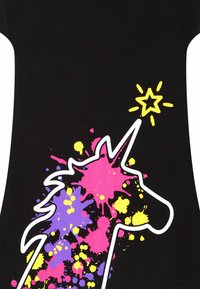 Schwarzes Baumwoll-T-Shirt mit einem stilisierten Einhorn-Silhouette, umrandet in Weiß und akzentuiert mit pinken, lila und gelben Spritzmustern.