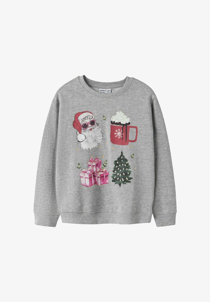 Szary sweatshirt z nadrukiem o tematyce bożonarodzeniowej: Mikołaj w okularach przeciwsłonecznych, kubek gorącej czekolady, pudełka z prezentami oraz choinka.