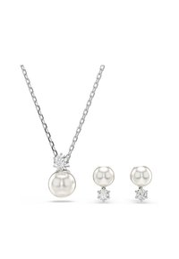 Colar de corrente de prata com um pendente de pérola e um detalhe de diamante; brincos de pérola em botão correspondentes com detalhes de diamante.