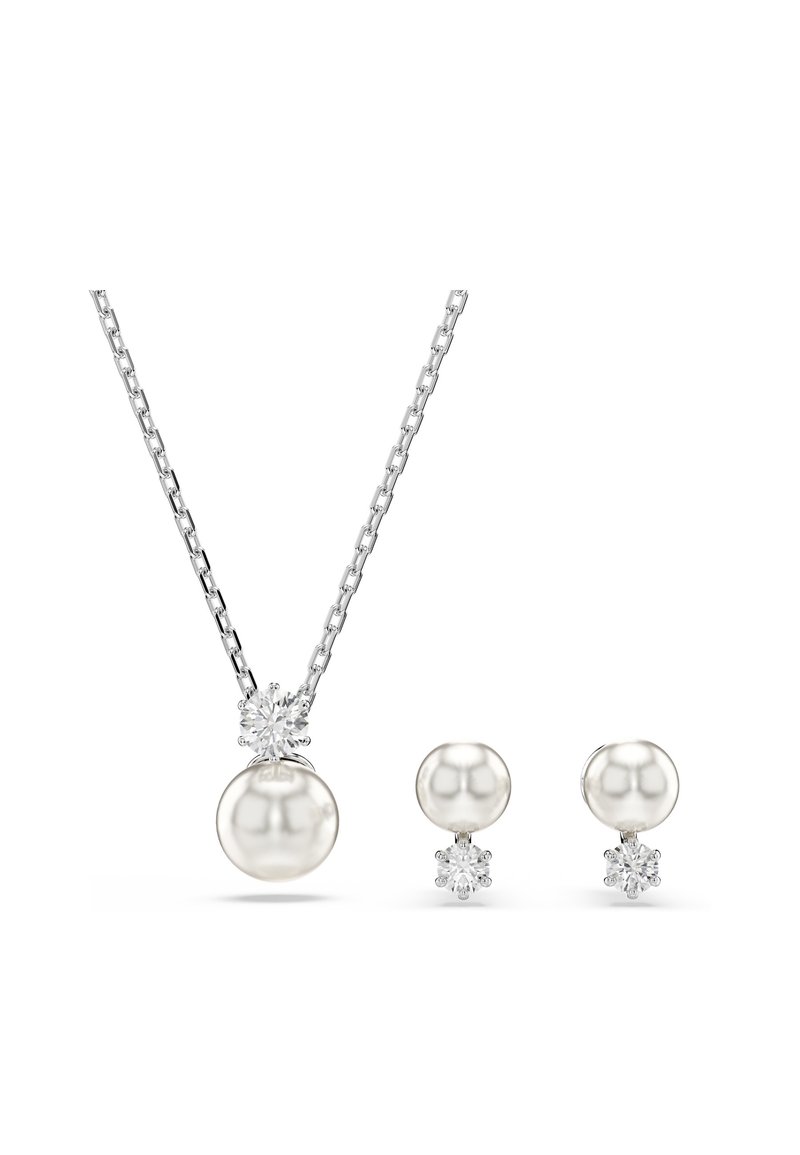 Colar de corrente de prata com um pendente de pérola e um detalhe de diamante; brincos de pérola em botão correspondentes com detalhes de diamante.