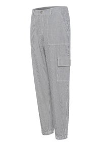 Pantalon cargo rayé vertical gris et blanc avec poche à rabat sur le côté, poignets élastiques et taille avec fermeture par bouton.