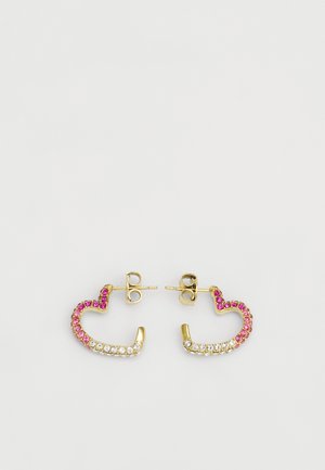 Złote kolczyki w kształcie serca, zdobione różowymi i przezroczystymi kamieniami w kształcie rhinestone, ułożonymi w zakrzywionym wzorze z błyszczącym wykończeniem.