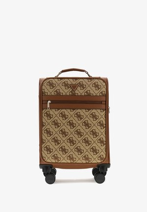 Petite valise rigide marron et beige avec imprimé logo à motifs, poche avant zippée, poignée supérieure et quatre roues noires pivotantes.