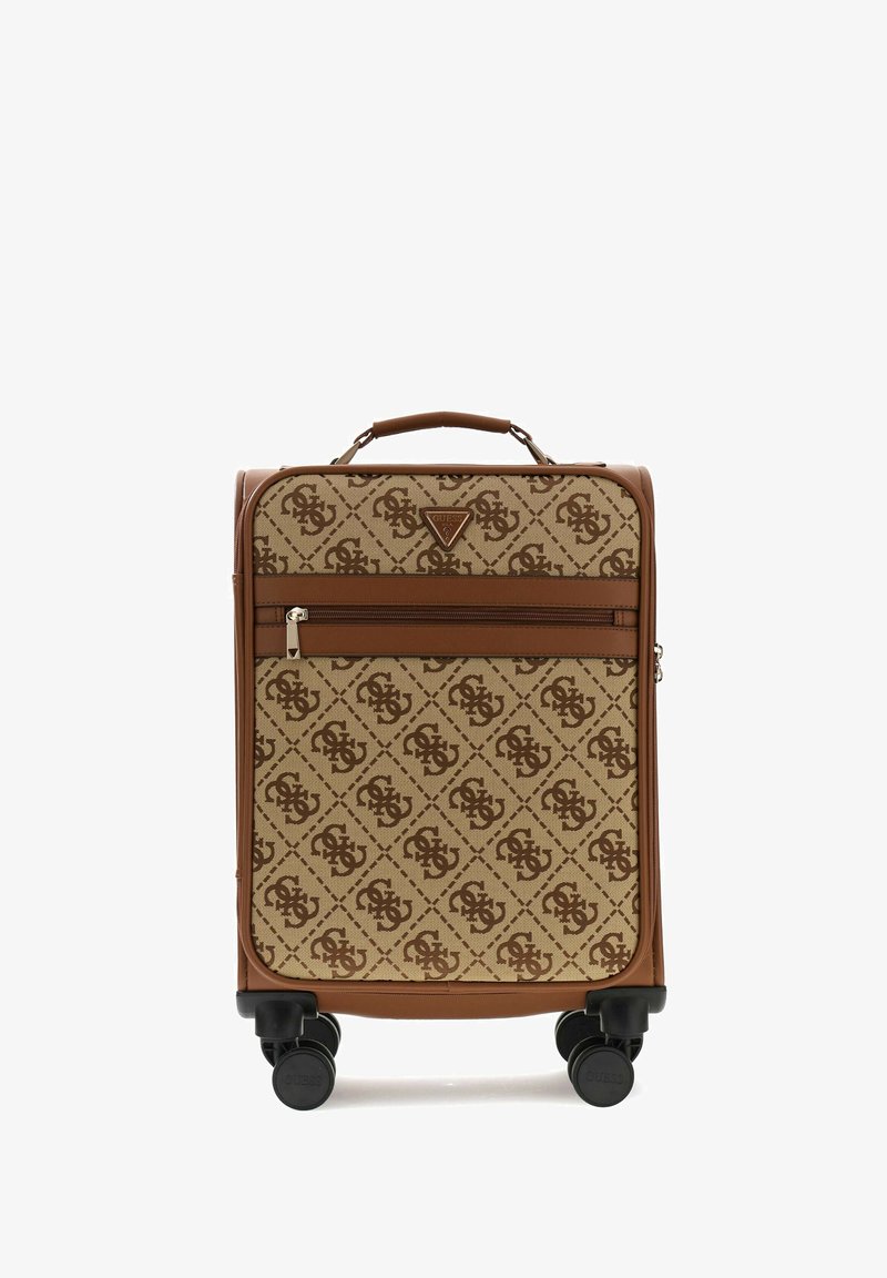 Petite valise rigide marron et beige avec imprimé logo à motifs, poche avant zippée, poignée supérieure et quatre roues noires pivotantes.
