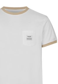 Hvid bomulds T-shirt med beige ribstrikket halsudskæring og ærmekanter. Har en venstre brystlomme med et mærke.