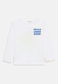 Langermet, hvit bomulls t-skjorte med blå tekst "NEVER LOOK BACK" på forsiden og en gul detalj ved mansjetten.