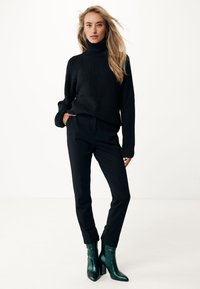 Mexx WITH ROLL NECK - Stickad tröja - deep black