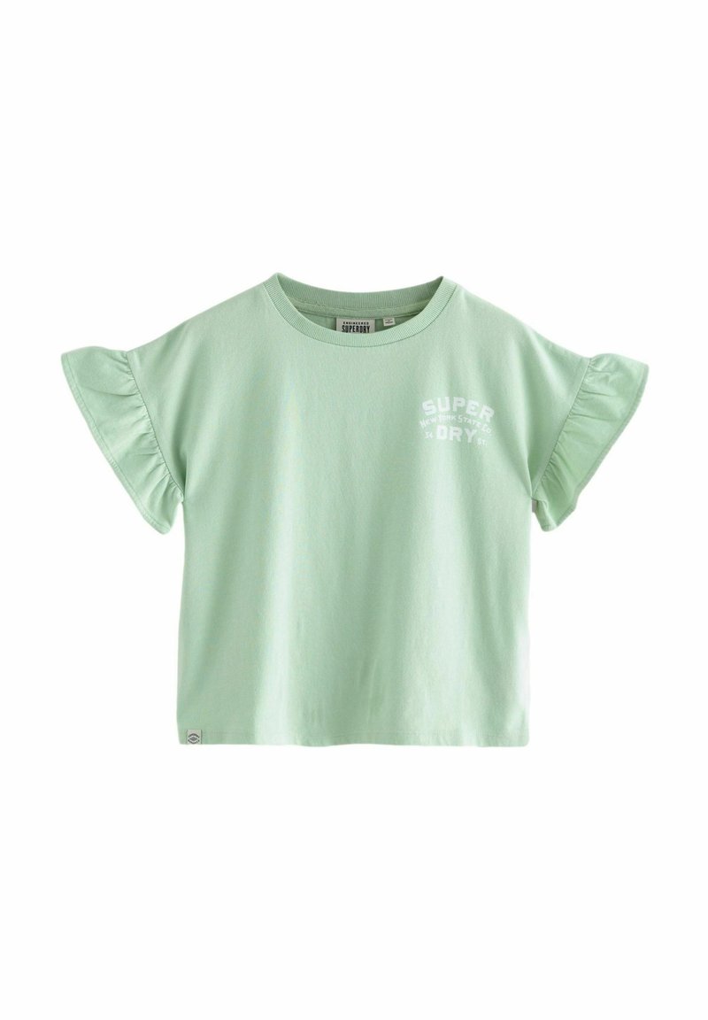 T-shirt di cotone verde chiaro con maniche corte a volants. La parte anteriore presenta testo bianco: "SUPER DRY" e "NEW YORK STATE CO." sul petto sinistro.