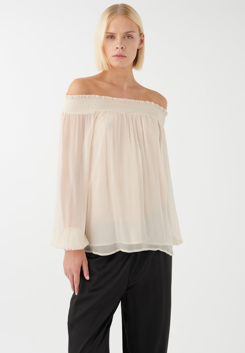 Off-shoulder blouse in lichtbeige, gemaakt van doorschijnende stof met een ontspannen pasvorm, voorzien van smockdetails en elastische manchetten.