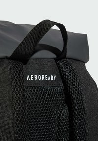 Schwarzer Rucksack mit einem strukturierten Mesh-Bereich, einem glatten grauen Oberteil und einem Etikett mit der Aufschrift "AEROREADY" in weißer Schrift.