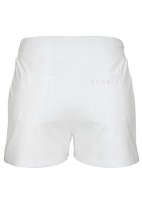 Weiße Baumwollshorts mit lässigem Schnitt, zwei Gesäßtaschen und einem dezenten geprägten Logo. Weiche Textur und einfaches Design.
