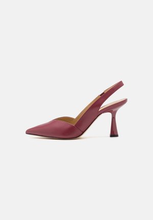 Mørk rød slingback højhælet sko med spidst tåparti, slank, udvidet hæl og glat læderfinish på en ensfarvet baggrund.