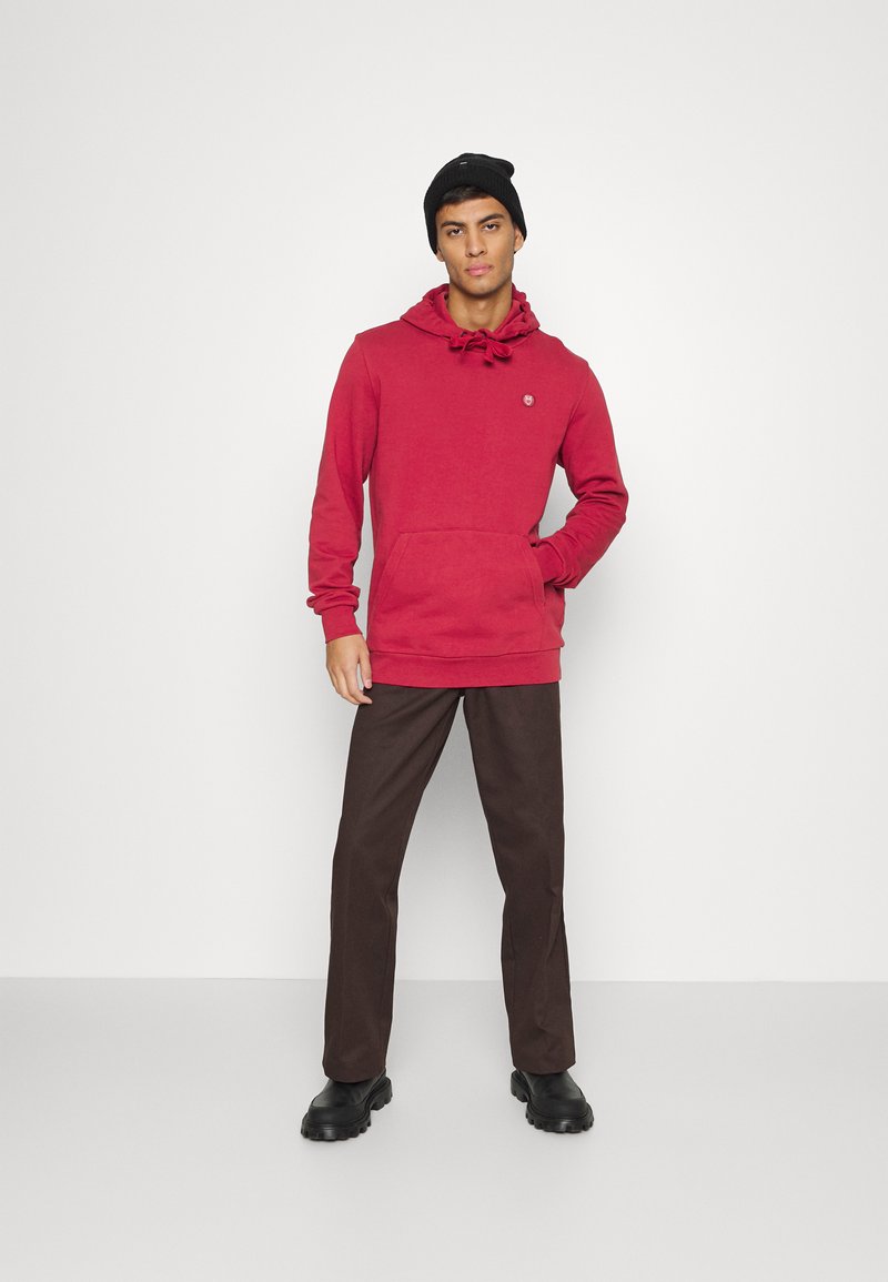 Herren Kapuzenpullover | KnowledgeCotton Apparel ELM HOOD BADGE VEGAN Kapuzenpullover garnet/rot - SM35588 Herren Kapuzenpullover | KnowledgeCotton Apparel ELM HOOD BADGE VEGAN Kapuzenpullover garnet/rot - SM35588