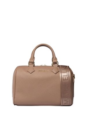 Borsa a mano in pelle marrone chiaro testurizzata con doppi manici, scritta del logo in oro e ampia tracolla staccabile con nome del marchio impresso.