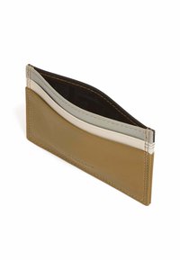 Tarjetero de cuero en color marrón claro, que presenta tres ranuras para tarjetas en diferentes tonos de marrón claro, gris y crema; con costuras decorativas y un diseño delgado.