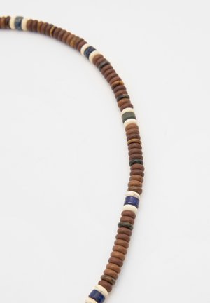 Halsband i brunt och creamfärgat med pärlor, som har cirkulära, släta skivor och rektangulära accenter i blått och grönt. Justerat för en minimalistisk design.