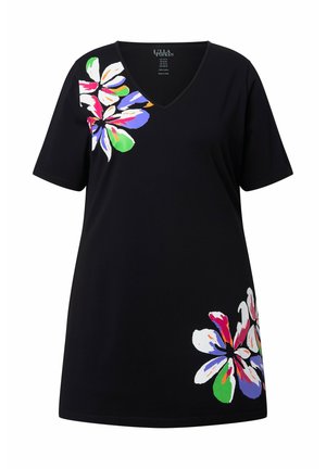 Czarna koszulka z krótkim rękawem i dekoltem w serek, ozdobiona dużymi, kolorowymi, abstrakcyjnymi kwiatowymi wzorami na ramieniu i dolnym boku.