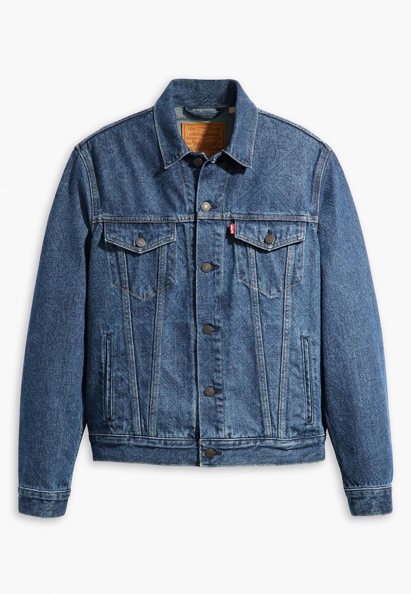 Veste en denim bleu foncé avec deux poches avant, fermeture à boutons, et un motif texturé. Elle dispose d'un col classique et de coutures détaillées.