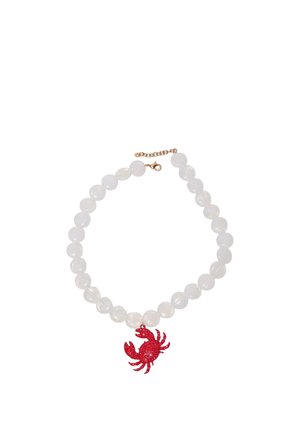 Collier de perles blanches avec un pendentif en forme de crabe rouge et une fermeture à chaîne dorée sur fond blanc.