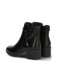 Botines de cuero negro con punta redondeada, detalle decorativo de cordones y un tacón bajo en bloque. Textura suave y un brillo sutil.