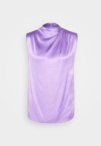 Top sin mangas hecho de una tela lavanda suave y brillante. Presenta un cuello alto y un diseño drapeado sin hardware ni acentos visibles.