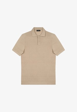 Beżowa koszulka polo z krótkim rękawem, dwoma guzikami, klasycznym kołnierzykiem i subtelnymi poziomymi prążkami o fakturze.