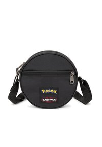 Ronde zwarte tas gemaakt van textuurstof, met een ritssluiting, een verstelbare schouderband en twee logopatchen: Pokémon en Eastpak.