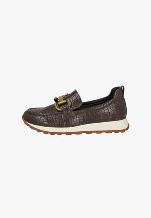 Zapatos marrones de piel sintética tipo slip-on con textura de cocodrilo, acento de hebilla dorada y entresuela blanca; suela de goma para mayor tracción.