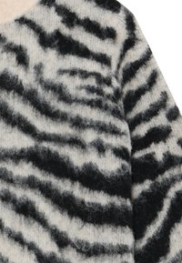 Uldtrøje med et sort og cremefarvet zebrastribet mønster, med en blød, fuzzy tekstur og en rund halsudskæring.