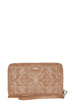 Roxy portemonnee in tan nepleer met een geëmbosserd bloemenpatroon, ritssluiting, polsband en gedetailleerd oppervlak.