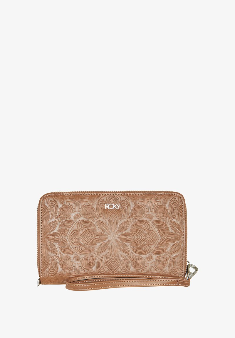 Roxy portemonnee in tan nepleer met een geëmbosserd bloemenpatroon, ritssluiting, polsband en gedetailleerd oppervlak.