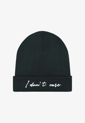 Cappellino a maglia verde scuro, con risvolto e scritta bianca "I don't care." Tessuto liscio e vestibilità aderente.