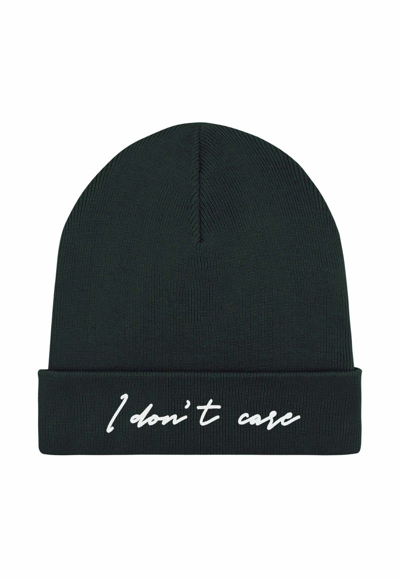 Cappellino a maglia verde scuro, con risvolto e scritta bianca "I don't care." Tessuto liscio e vestibilità aderente.