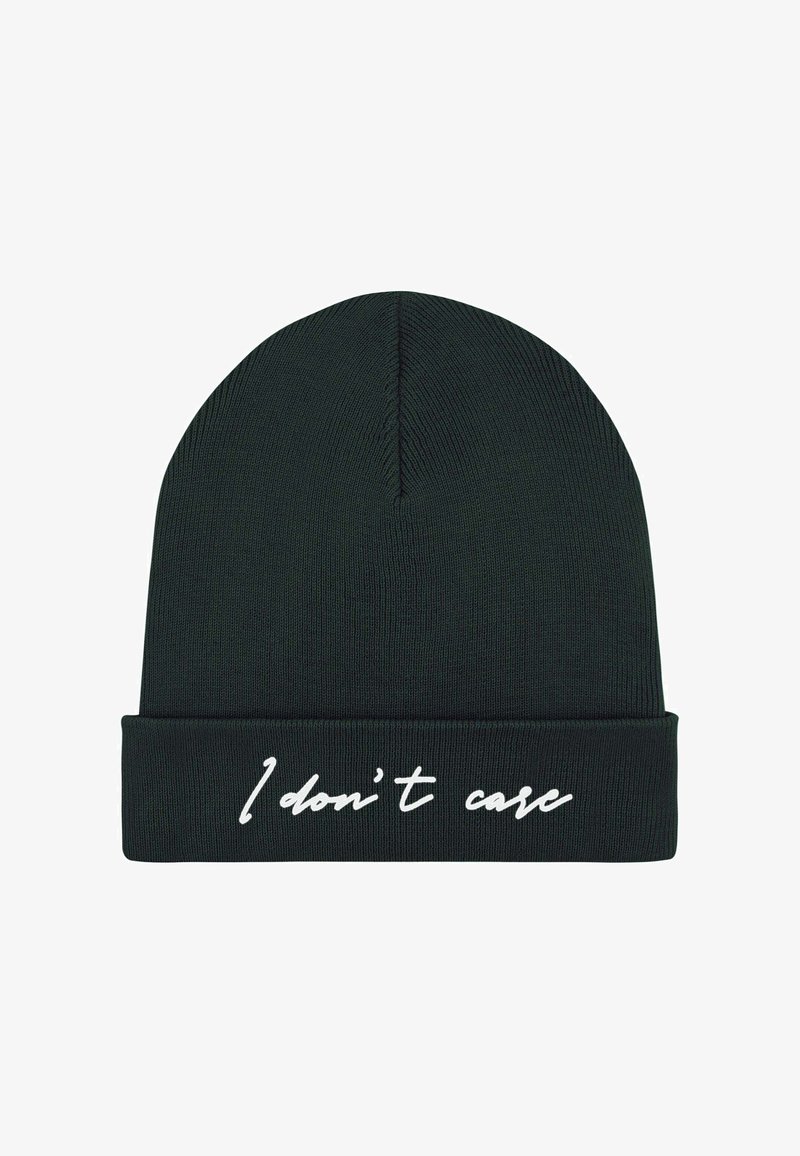 Cappellino a maglia verde scuro, con risvolto e scritta bianca "I don't care." Tessuto liscio e vestibilità aderente.
