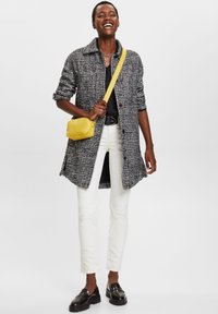 Esprit MEDIUM RISE - Liibuvad teksad - off white