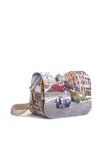 Borsa a mano multicolore con un design di skyline stampato, forma strutturata, accenti beige e una tracolla per il trasporto.