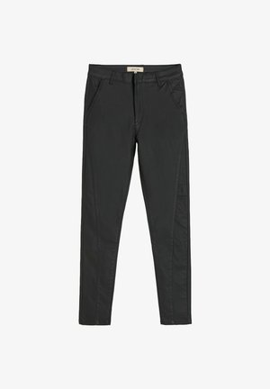 Czarne spodnie wykonane z elastycznego, gładkiego materiału. Slim fit z przodu kieszeniami i detalami szwów po bokach.