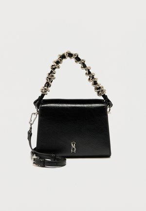 Sac à main en cuir noir avec poignée supérieure enveloppée d'une chaîne argentée, bandoulière amovible et petit logo argenté sur le rabat avant.