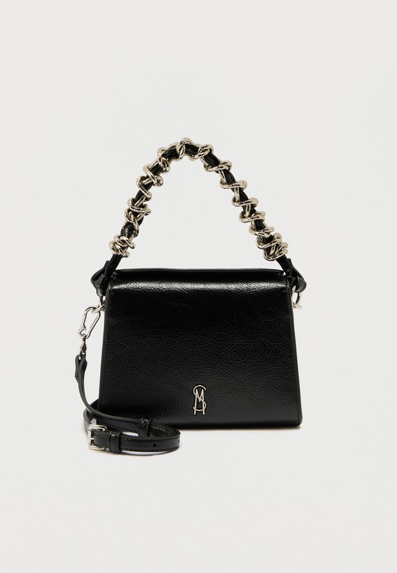 Μαύρη δερμάτινη τσάντα χειρός με πάνω λαβή τυλιγμένη σε αλυσίδα από ασημί μέταλλο, αποσπώμενο λουρί ώμου και μικρό ασημένιο λογότυπο στην μπροστινή πτυχή.