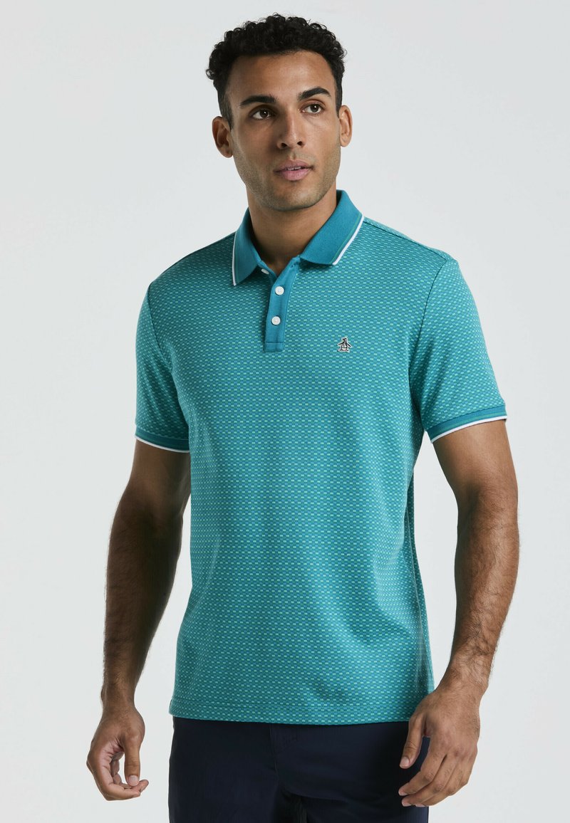 Polo en teal avec un motif texturé, patte de boutonnage à deux boutons et contrastes blancs au col et aux manches. Logo Pingouin sur la poitrine gauche.