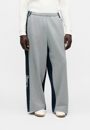 adidas Originals, UNISEX - Панталони - medium grey heather