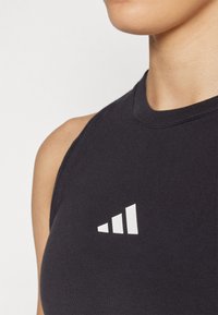 Top senza maniche nero realizzato in tessuto elasticizzato, con scollatura a girocollo e un logo grafico bianco di tre barre ascendenti sul petto.