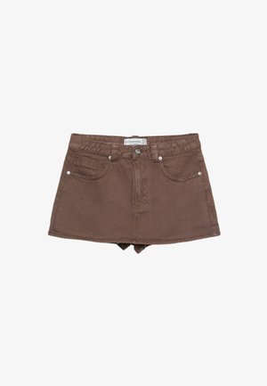 Hnedá denimová mini sukňa s priliehavým pásom, dizajnom piatich vreciek, predným zapínaním na gombík a lemom tesne nad stredným stehnom.