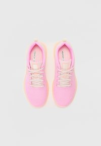 Zapatillas deportivas rosas con un upper de malla texturizada, cordones de color claro y una suela suave y acolchada. Cuenta con una lengüeta en el talón para facilitar su uso.