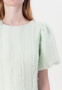 Thumbnail Image 7