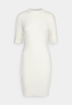 Szydełkowana biała sukienka z krótkimi rękawami. Dopasowany krój, okrągły dekolt, teksturowana tkanina oraz subtelne prążkowanie z podwiniętymi mankietami.