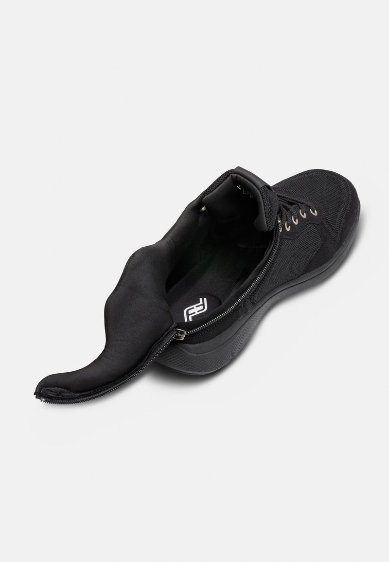 Chaussure de sport noire avec une ouverture zippée, tige en tissu texturé, col rembourré et semelle en caoutchouc moulé. Logo visible à l'intérieur.