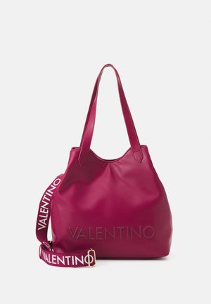 Duża różowa torba ze skóry Valentino z podwójnymi paskami na ramię i odpinanym paskiem z tkaniny z białym logo Valentino.